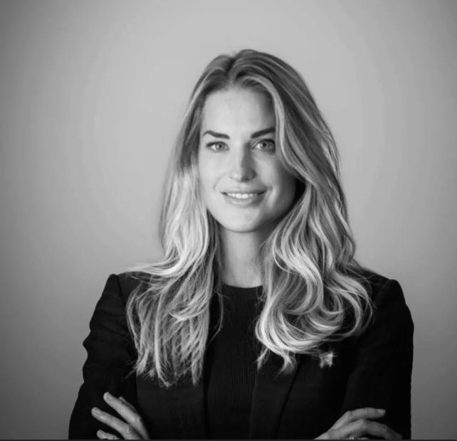 Svartvitt porträtt av Isabel, ansvarig jurist hos Visselblåsaren.